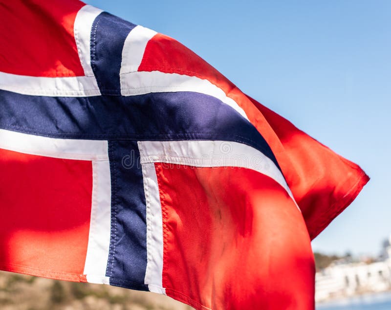 Bandeira de Noruega que acena no vento fotografia de stock Bandeira de Noruega que acena no vento fotografia de stock
