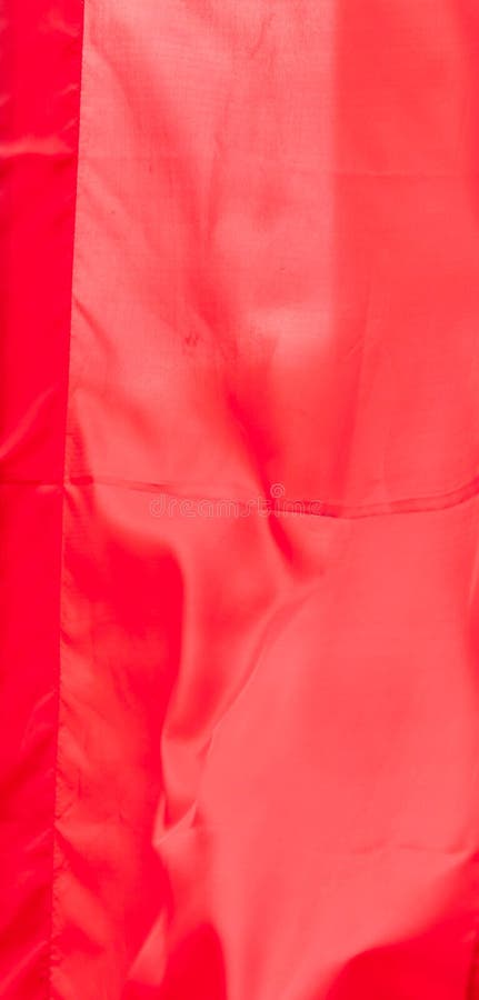 Bandeira de seda vermelha que acena na textura do fundo do estilo do vintage da tela do teste padrão do vento fotos de stock Bandeira de seda vermelha que acena na textura do fundo do estilo do vintage da tela do teste padrão do vento fotos de stock