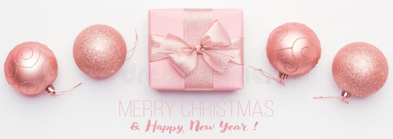 Bandeira do Natal Quinquilharias cor-de-rosa bonitas do presente e do ornamento do Natal isoladas no fundo branco imagem de stock Bandeira do Natal Quinquilharias cor-de-rosa bonitas do presente e do ornamento do Natal isoladas no fundo branco imagem de stock