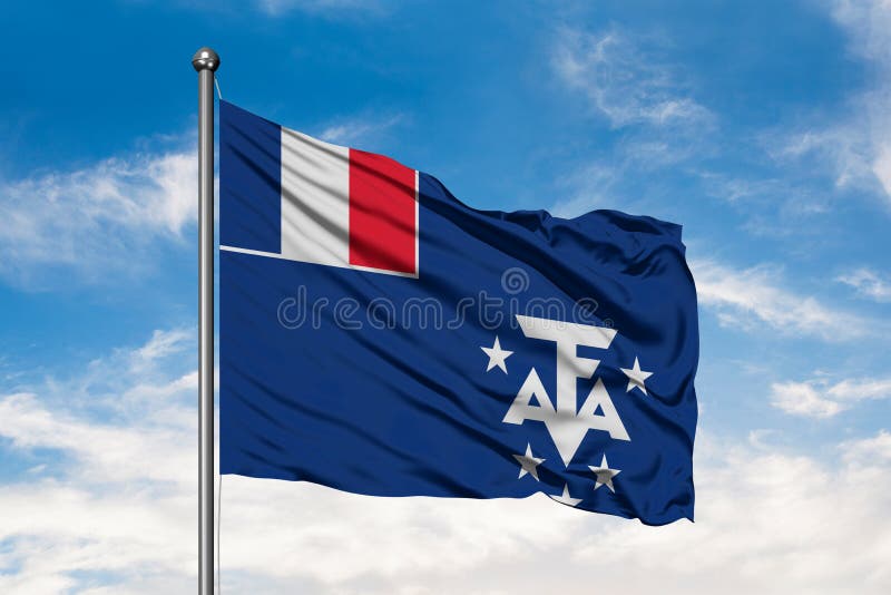 Bandeira do território dos Territórios Franceses do Sul que acenam no vento contra o céu azul nebuloso branco foto de stock Bandeira do território dos Territórios Franceses do Sul que acenam no vento contra o céu azul nebuloso branco foto de stock