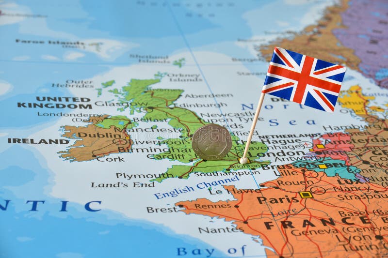 Bandeira e moeda BRITÂNICAS no conceito do mapa, a política ou a financeira da crise