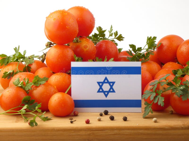 Bandeira israelita em um painel de madeira com os tomates isolados em um branco imagem de stock Bandeira israelita em um painel de madeira com os tomates isolados em um branco imagem de stock