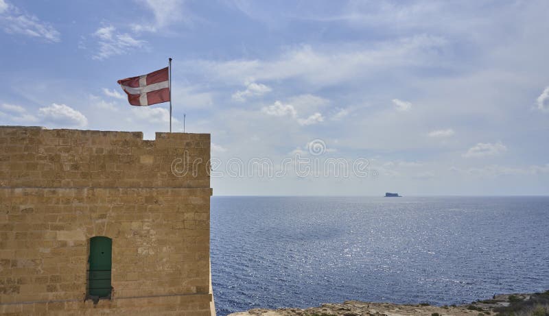 A bandeira maltesa sob o céu fotos de stock royalty free A bandeira maltesa sob o céu fotos de stock royalty free