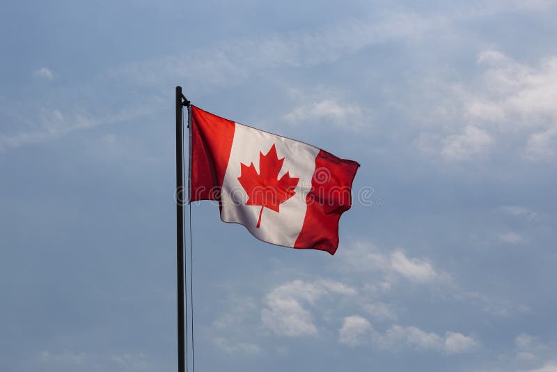 Bandeira nacional de Canadá em um mastro de bandeira fotografia de stock royalty free Bandeira nacional de Canadá em um mastro de bandeira fotografia de stock royalty free