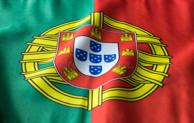 Bandeira portuguesa que acena de uma vista dianteira imagens de stock royalty free Bandeira portuguesa que acena de uma vista dianteira imagens de stock royalty free
