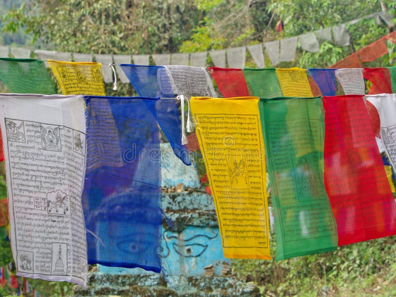 Bandeira tibetana da oração para a fé, a paz, a sabedoria, a piedade, e o st fotografia de stock royalty free Bandeira tibetana da oração para a fé, a paz, a sabedoria, a piedade, e o st fotografia de stock royalty free