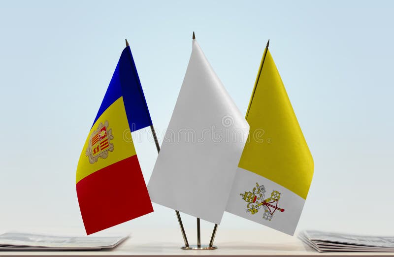 Bandeiras de Andorra e de Cidade Estado do Vaticano foto de stock