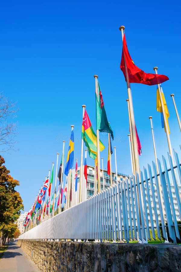 Bandeiras do mundo na frente do UNESCO em Paris foto de stock Bandeiras do mundo na frente do UNESCO em Paris foto de stock
