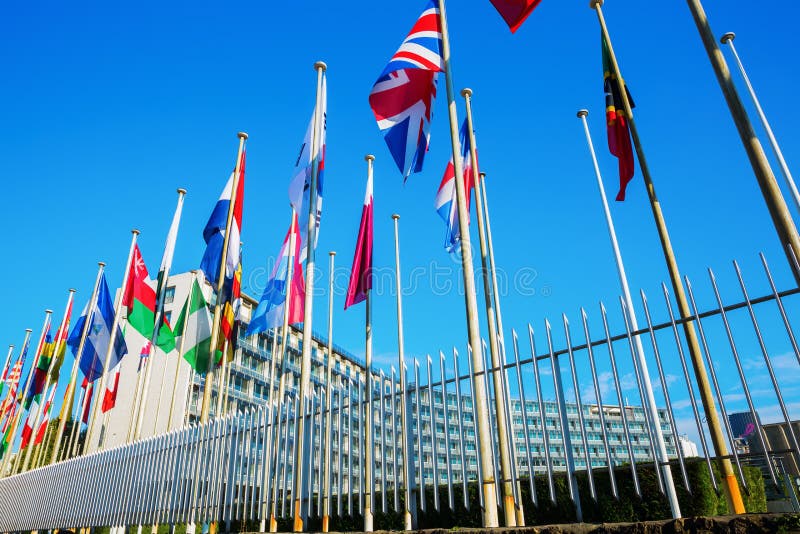 Bandeiras do mundo na frente do UNESCO em Paris imagem de stock Bandeiras do mundo na frente do UNESCO em Paris imagem de stock