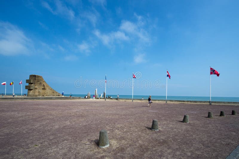 Bandeiras em Omaha Beach, França fotos de stock Bandeiras em Omaha Beach, França fotos de stock