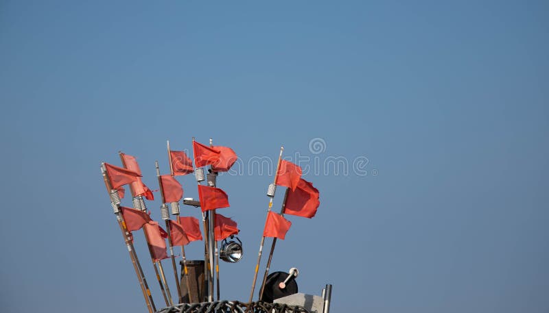 Bandeiras l?quidas vermelhas do marcador em um barco de pesca tradicional, espa?o da c?pia fotografia de stock royalty free Bandeiras l?quidas vermelhas do marcador em um barco de pesca tradicional, espa?o da c?pia fotografia de stock royalty free