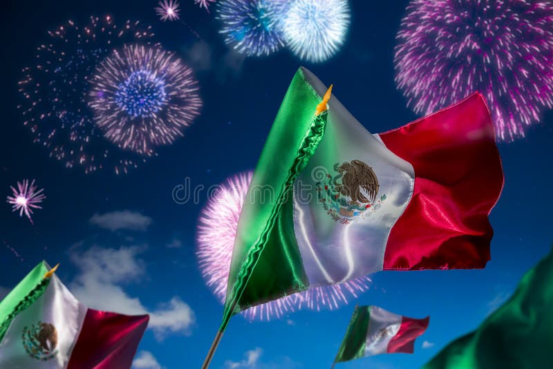 Bandeiras mexicanas com fogos-de-artifício, Dia da Independência, ce do de Mayo do cinco Bandeiras mexicanas com fogos-de-artifício, Dia da Independência, ce do de Mayo do cinco