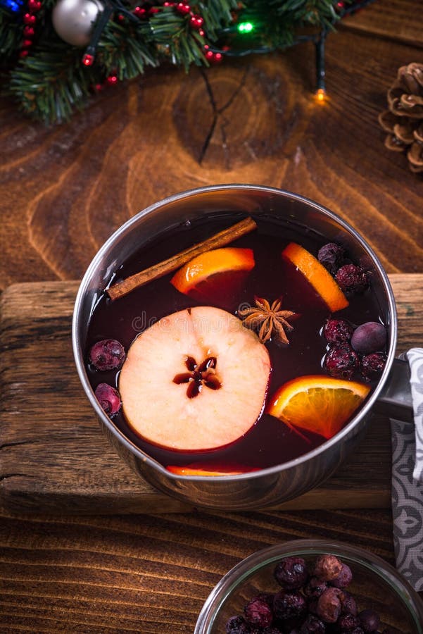 Bandeja com vinho ferventado com especiarias quente, bebidas festivas do Natal imagens de stock Bandeja com vinho ferventado com especiarias quente, bebidas festivas do Natal imagens de stock