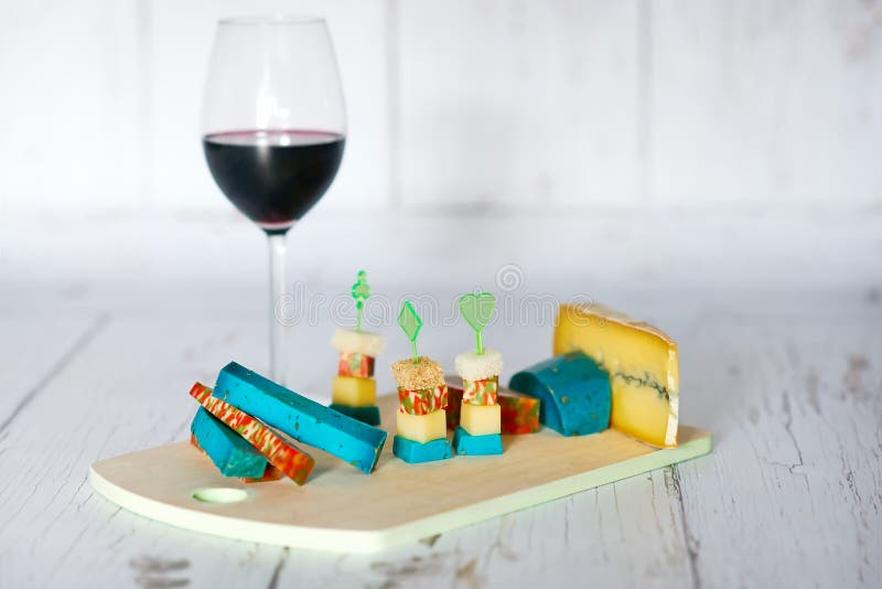 Bandeja de la copa de vino y de madera con quesos foto de archivo Bandeja de la copa de vino y de madera con quesos foto de archivo