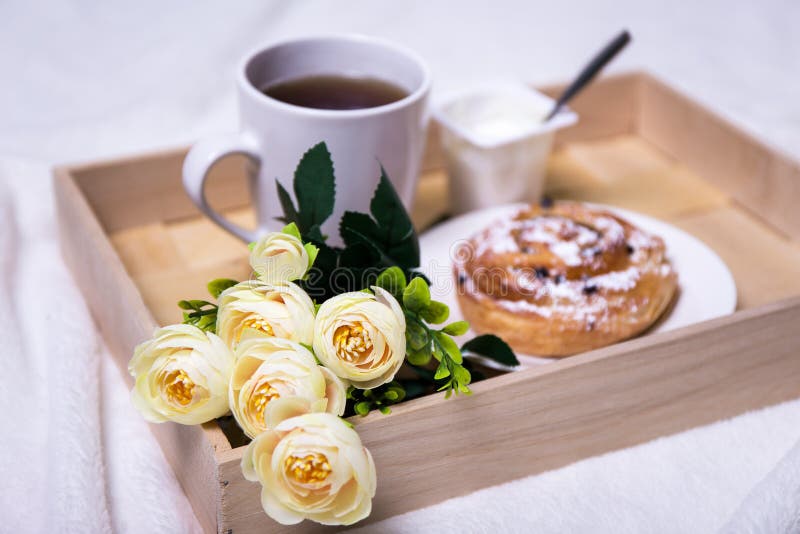 Bandeja De Madera Con El Desayuno Y Las Flores Imagen de archivo - Imagen de concepto, flor: 68430905 Bandeja De Madera Con El Desayuno Y Las Flores Imagen de archivo - Imagen de concepto, flor: 68430905