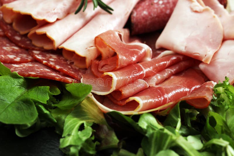 Bandeja do alimento com salame delicioso, partes de presunto cortado, salsicha, tomates, salada e vegetal - bandeja da carne com imagens de stock royalty free Bandeja do alimento com salame delicioso, partes de presunto cortado, salsicha, tomates, salada e vegetal - bandeja da carne com imagens de stock royalty free