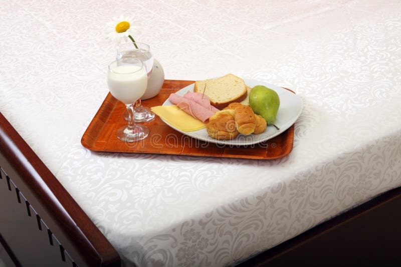 Bandeja de pequeno-almoço na cama fotografia de stock royalty free