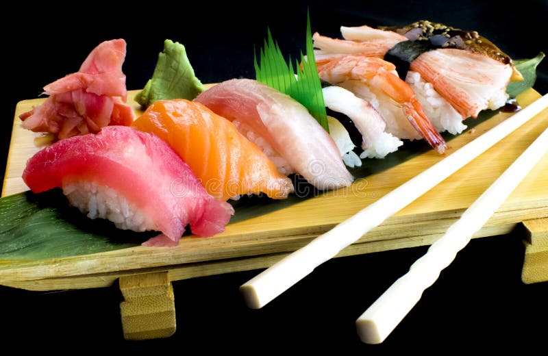 Bandeja do sushi e do rolo de Sushimi fotos de stock royalty free Bandeja do sushi e do rolo de Sushimi fotos de stock royalty free