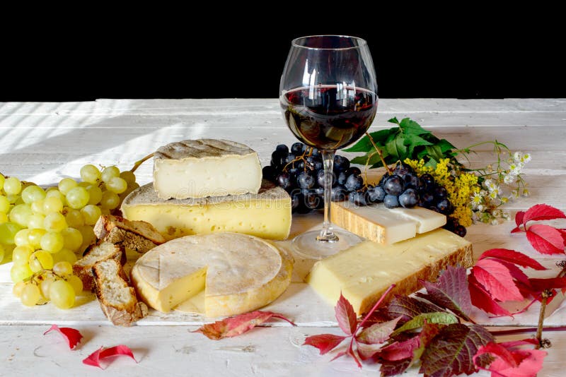 Bandeja francesa do queijo com vinho fotografia de stock Bandeja francesa do queijo com vinho fotografia de stock