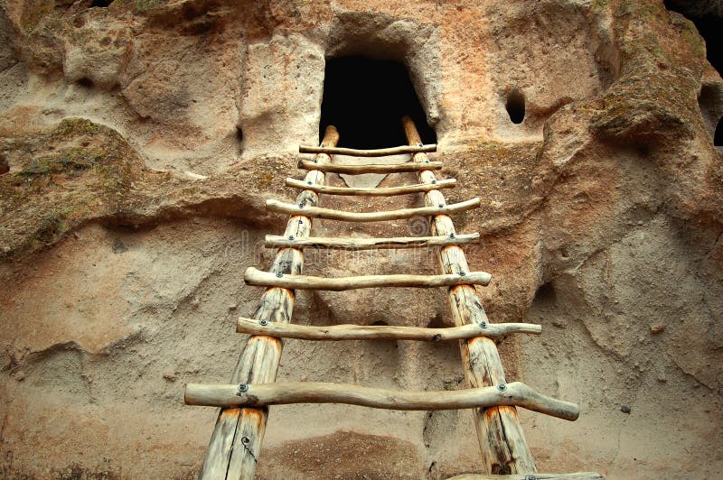 Kiva rebrík vedúci do ancestoral skalné obydlia, v Bandelier Národná kultúrna Pamiatka.