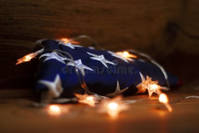 Bandera americana con la guirnalda en un fondo de madera para el Día de los caídos y otros días de fiesta de los Estados Unido fotografía de archivo libre de regalías Bandera americana con la guirnalda en un fondo de madera para el Día de los caídos y otros días de fiesta de los Estados Unido fotografía de archivo libre de regalías