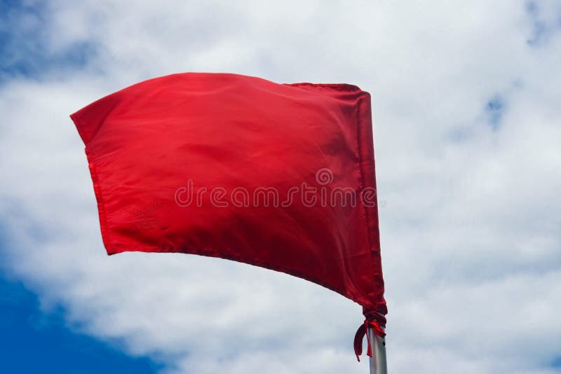 Bandera amonestadora roja en la playa imagen de archivo Bandera amonestadora roja en la playa imagen de archivo