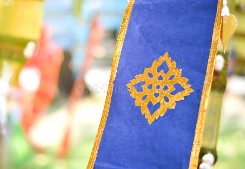 Bandera azul de Tung Traditional Lanna del color del primer en Tailandia que cuelga para adornado en festival del turismo de Tail fotos de archivo libres de regalías Bandera azul de Tung Traditional Lanna del color del primer en Tailandia que cuelga para adornado en festival del turismo de Tail fotos de archivo libres de regalías