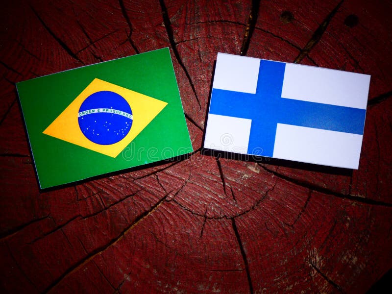 Bandera brasileña con la bandera finlandesa en un tocón de árbol aislado imagenes de archivo Bandera brasileña con la bandera finlandesa en un tocón de árbol aislado imagenes de archivo