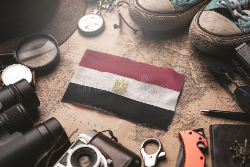 Bandera de Egipto entre accesorios de viajero en viejo mapa de cosechas Concepto de destino turístico imagenes de archivo Bandera de Egipto entre accesorios de viajero en viejo mapa de cosechas Concepto de destino turístico imagenes de archivo