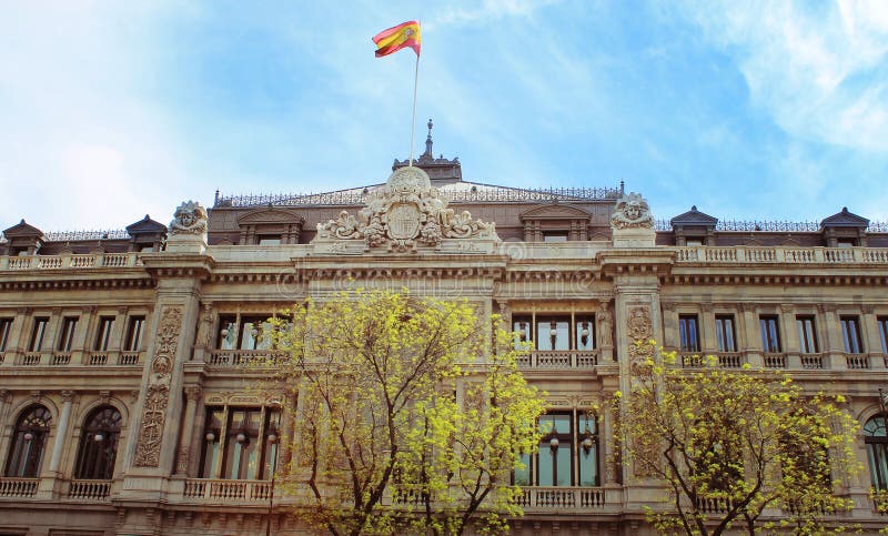 Bandera de España en el edificio viejo fotos de archivo Bandera de España en el edificio viejo fotos de archivo