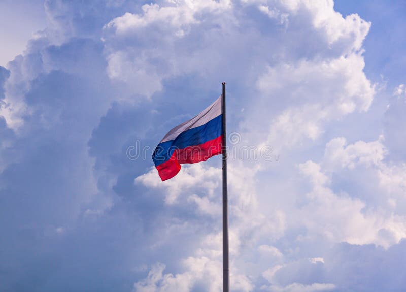 Bandera de la Federación Rusa con el cielo nublado en el fondo imágenes de archivo libres de regalías Bandera de la Federación Rusa con el cielo nublado en el fondo imágenes de archivo libres de regalías