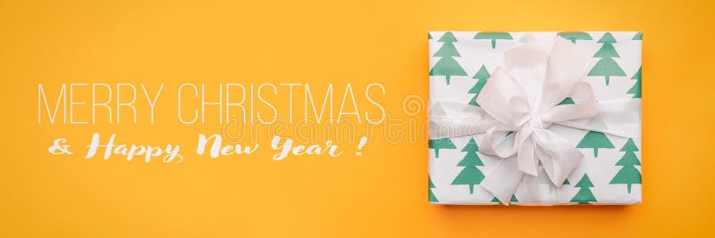 Bandera de la Navidad Regalo hermoso de la Navidad aislado en fondo amarillo brillante Caja envuelta coloreada turquesa de Navida fotografía de archivo libre de regalías Bandera de la Navidad Regalo hermoso de la Navidad aislado en fondo amarillo brillante Caja envuelta coloreada turquesa de Navida fotografía de archivo libre de regalías