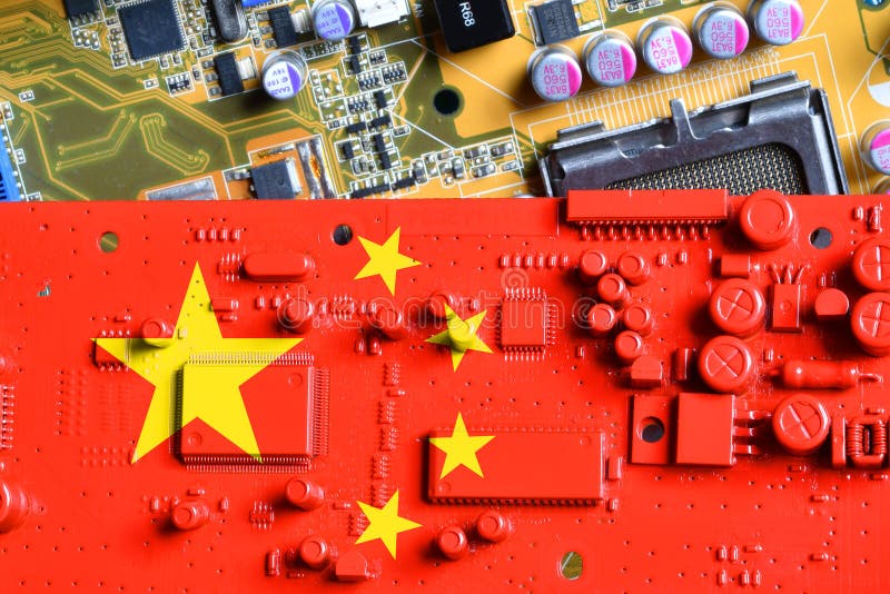 Bandera de la república de china en una placa base pc pintada de rojo. concepto de supremacía en microchip global y semiconductor imagen de archivo