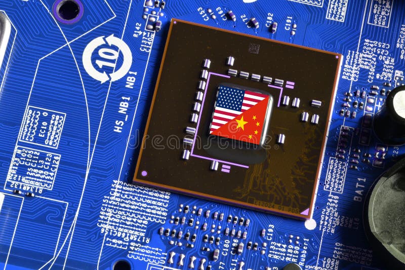 Bandera de la república de china y estados unidos en microchip de una placa base pc. concepto de supremacía mundial en microchip y imágenes de archivo libres de regalías