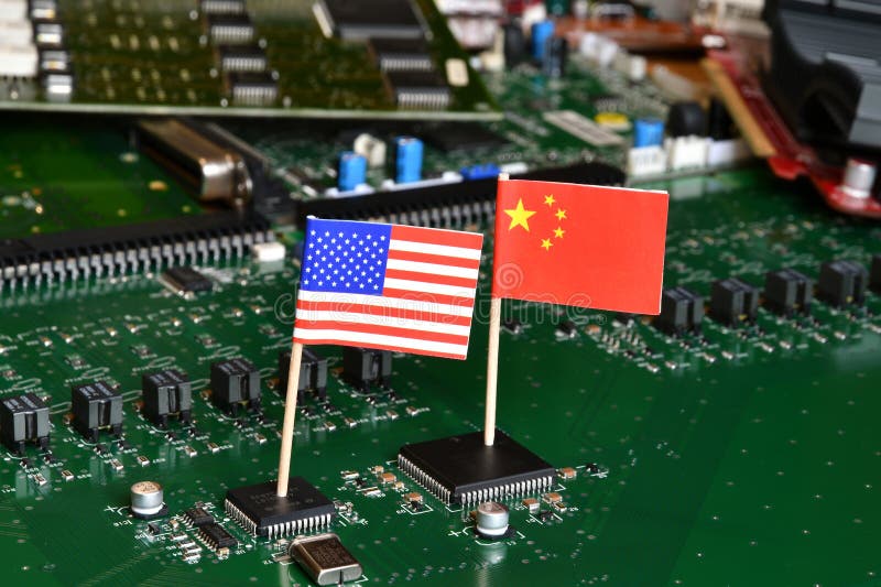 Bandera de la República de China y los Estados Unidos en microchips de tablero electrónico impreso. Concepto de supremacía mundial fotos de archivo