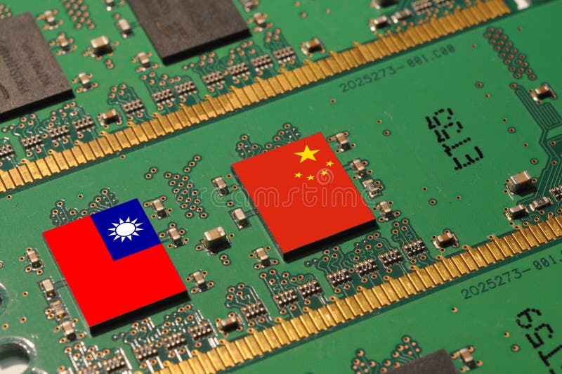 Bandera de la república de china y taiwán en microchips sobre un módulo de memoria ddr para computadora. industria de chips de man imagen de archivo libre de regalías