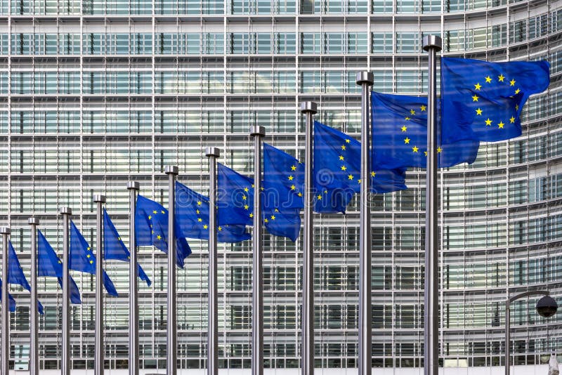 Bandera de la UE en el edificio Bruselas de la unión europea