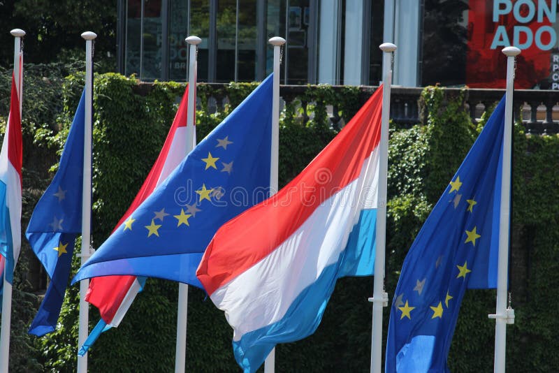 Bandera De Luxemburgo Y De UE Foto de archivo - Imagen de financiero