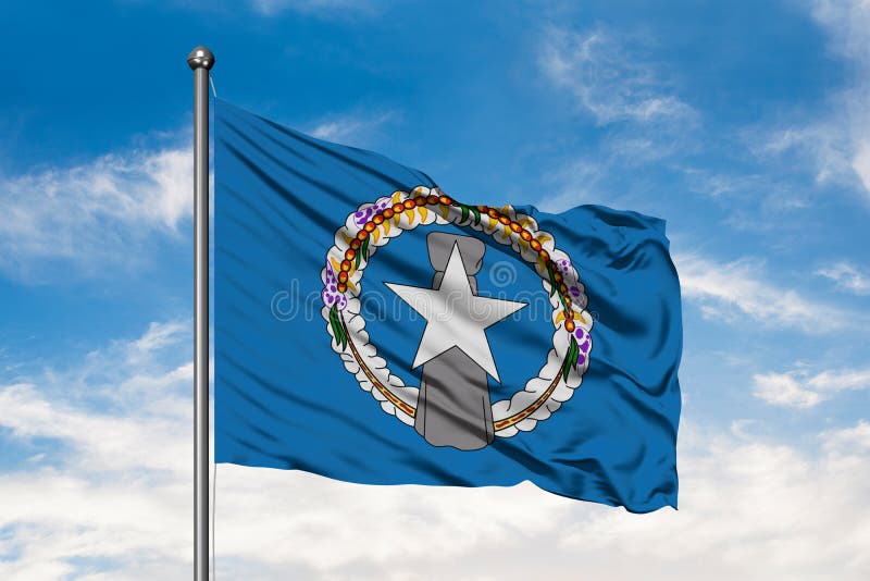 Bandera de Mariana Islands septentrional que agita en el viento contra el cielo azul nublado blanco fotografía de archivo Bandera de Mariana Islands septentrional que agita en el viento contra el cielo azul nublado blanco fotografía de archivo