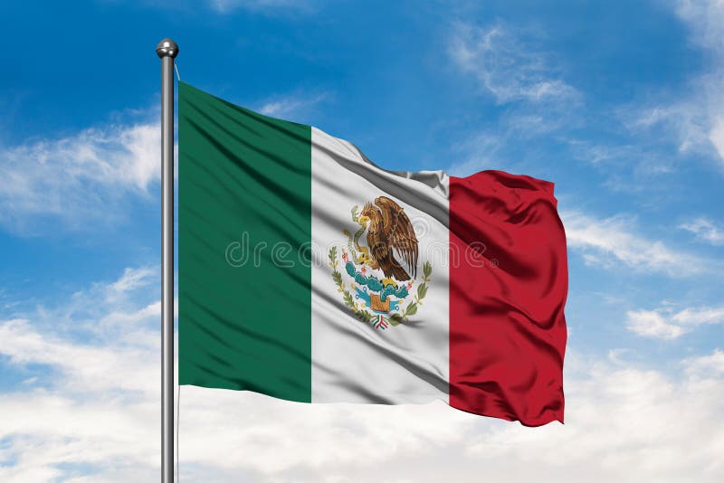Bandera de M?xico que agita en el viento contra el cielo azul nublado blanco Bandera mexicana imagenes de archivo Bandera de M?xico que agita en el viento contra el cielo azul nublado blanco Bandera mexicana imagenes de archivo