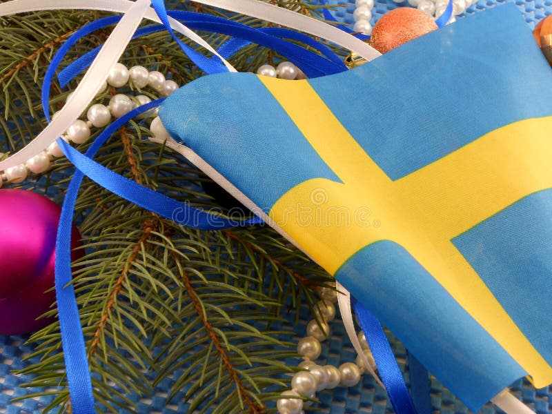 Bandera de Suecia con la decoración de la Navidad, Año Nuevo imagen de archivo Bandera de Suecia con la decoración de la Navidad, Año Nuevo imagen de archivo