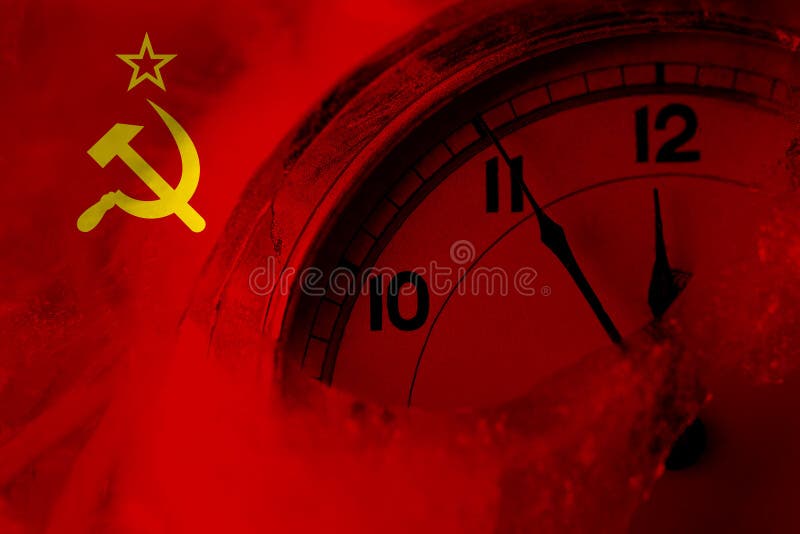 Bandera del comunismo ruso soviética de ussr. rusia soviética con reloj cerca de la medianoche en segundo plano. concepto de año n