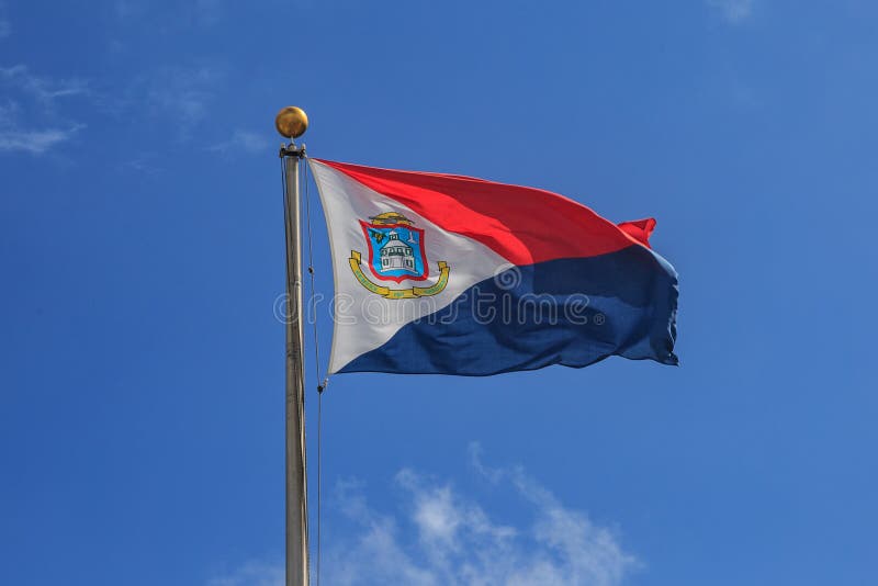 Bandera del St Maarten en cielo azul imagenes de archivo Bandera del St Maarten en cielo azul imagenes de archivo