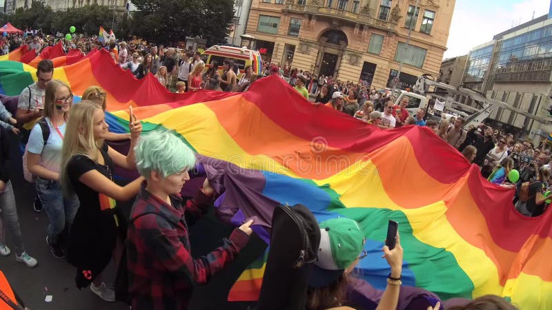 Bandera en el desfile de orgullo de LGBT, Praga del arco iris