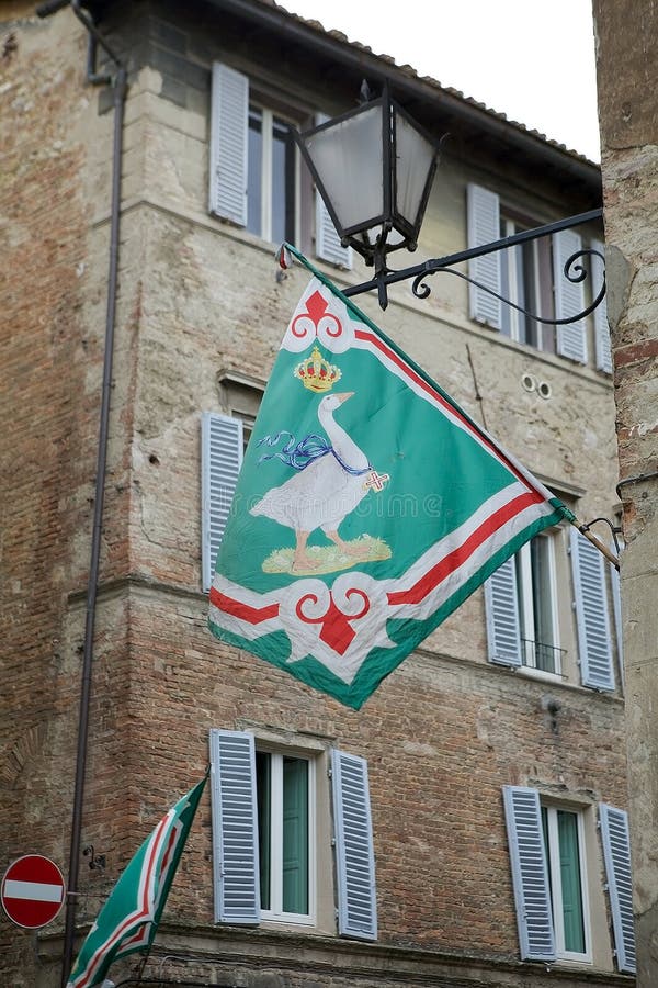 bandera-en-la-frontera-del-contrada-siena-toscana-italia-del-oca-71132964.jpg