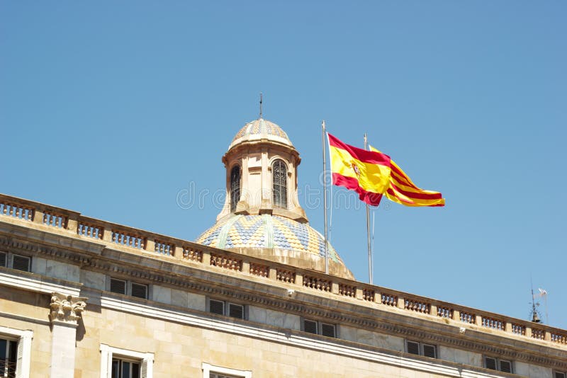 Bandera española en un polo, ondulando en el viento imágenes de archivo libres de regalías Bandera española en un polo, ondulando en el viento imágenes de archivo libres de regalías
