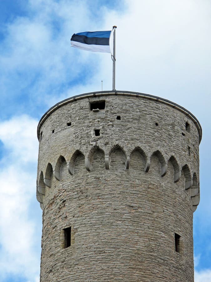 Bandera estonia en Hermann Tower en la ciudad vieja de Tallinn, Estonia foto de archivo libre de regalías Bandera estonia en Hermann Tower en la ciudad vieja de Tallinn, Estonia foto de archivo libre de regalías