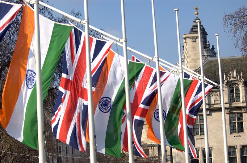 Bandera india y Union Jack en el cuadrado del parlamento, Londres fotos de archivo Bandera india y Union Jack en el cuadrado del parlamento, Londres fotos de archivo