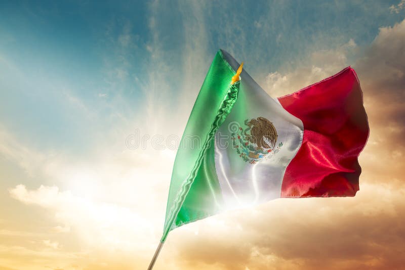 Bandera mexicana contra un cielo brillante, Día de la Independencia, cinco de ma fotografía de archivo Bandera mexicana contra un cielo brillante, Día de la Independencia, cinco de ma fotografía de archivo
