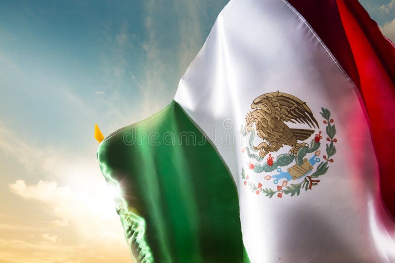 Bandera mexicana contra un cielo brillante, Día de la Independencia, cinco de ma fotos de archivo Bandera mexicana contra un cielo brillante, Día de la Independencia, cinco de ma fotos de archivo